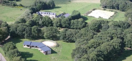 uma vista aérea de uma casa no meio de um campo em Domaine de Lesvaniel em Landudec