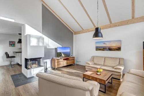 sala de estar con sofá y chimenea en Haus Henny mit Sauna, en Heringsdorf