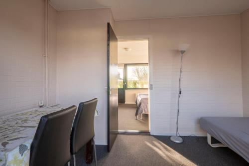 a room with chairs and a table and a window at Feriehuset Brøns in Skærbæk