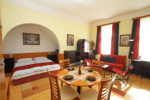 1 dormitorio con 1 cama, mesa y sillas en Apartman Budapest City Center, en Budapest