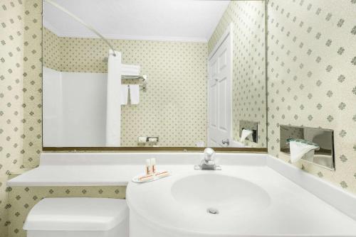 Bathroom sa Super 8 by Wyndham Maumee Perrysburg Toledo Area