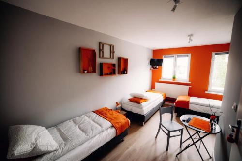 sala de estar con 2 camas y sofá en Atmosfera, en Żyrardów