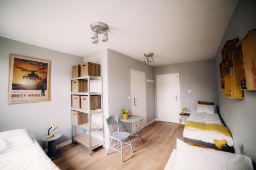 1 dormitorio con 2 camas y mesa. en Atmosfera, en Żyrardów