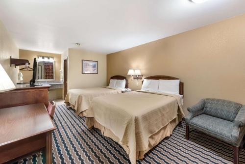 En eller flere senger på et rom på Rodeway Inn