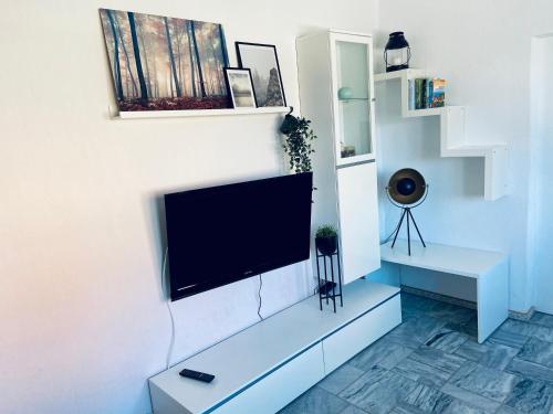 Televisyen dan/atau pusat hiburan di Kleines Ferienzimmer Uckermark