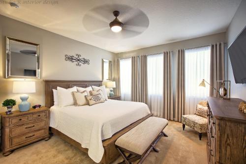 ein Schlafzimmer mit einem Bett, einer Kommode und einem Fenster in der Unterkunft Sonoma - 6 Bedroom Pool Home- 1856SN in Kissimmee