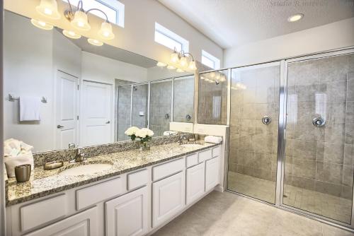ein Bad mit 2 Waschbecken und einer Dusche in der Unterkunft Sonoma - 6 Bedroom Pool Home- 1856SN in Kissimmee