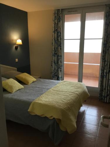 une chambre avec un lit et une grande fenêtre dans l'établissement Duplex vue mer- Six-fours-les-plages, à Six-Fours-les-Plages