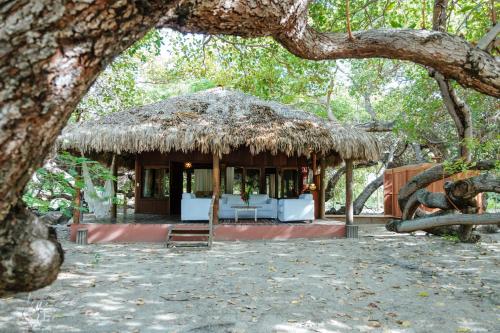 a small hut with a thatched roof at Refugios Parajuru - Pavilhão in Parajuru