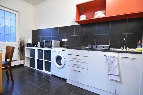 una cucina con lavatrice e asciugatrice di City Apartment am Hildeboldplatz a Colonia