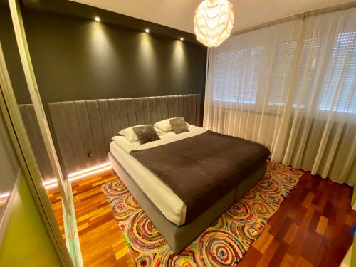 サラエボにあるApartment 8の部屋の中に大きなベッドがある寝室