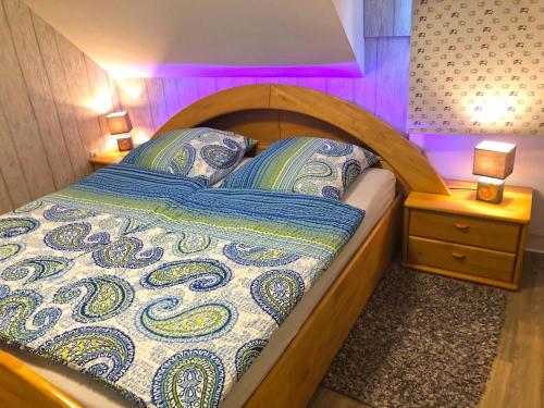 ein Schlafzimmer mit einem großen Bett mit einem Holzrahmen in der Unterkunft Ferienwohnung Köln-Poll in Köln