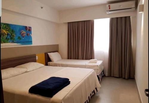 une chambre d'hôtel avec deux lits et une fenêtre dans l'établissement Olímpia Park Resort Hotel, à Olímpia