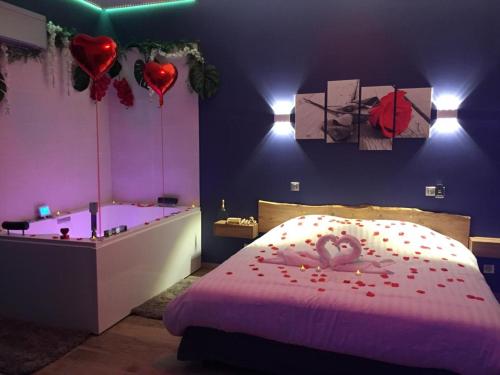 Ένα ή περισσότερα κρεβάτια σε δωμάτιο στο L EDEN et sa love room avec balnéothérapie