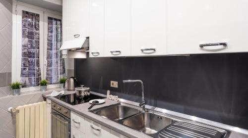 kuchnia ze zlewem i blatem w obiekcie Luxury Maison Letizia Piazza di Spagna w Rzymie