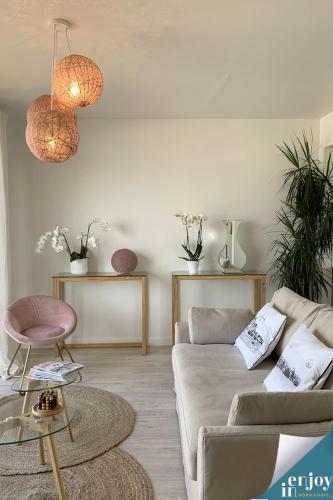 un salon avec un canapé et une table dans l'établissement Villa Douce, à Agon-Coutainville