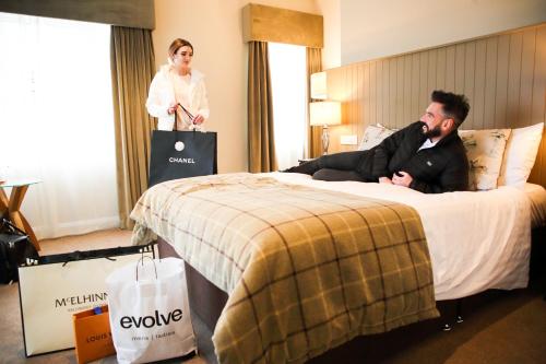 Postel nebo postele na pokoji v ubytování Mulroy Woods Hotel