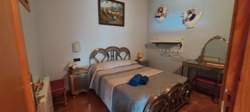 Un dormitorio con una cama con una corbata azul de moño. en Casa Féliz duplex y apartamento Rural, en Torres del Obispo