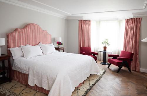 A bed or beds in a room at Oakley Court 
