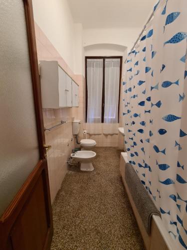 y baño con aseo y lavamanos. en Holiday in Portofino by PortofinoVacanze en Rapallo