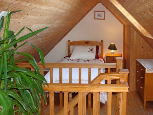 ein Schlafzimmer mit einem Bett im Dachgeschoss in der Unterkunft Bridies Cottage in Roundstone