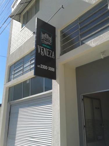 una señal en el lateral de un edificio en Hotel Veneza, en Rio do Sul