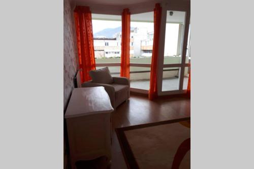 un salon avec un canapé et une fenêtre dans l'établissement Vu sur les Constellations ., à Grenoble