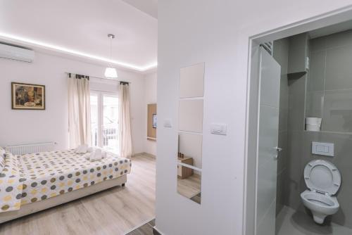 um quarto com uma cama, um chuveiro e um WC em VS Studio Apartmani Banja Koviljača em Banja Koviljača