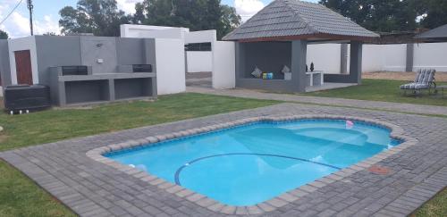 ein kleiner blauer Pool im Hof in der Unterkunft Vaal De Vue Guesthouse in Christiana