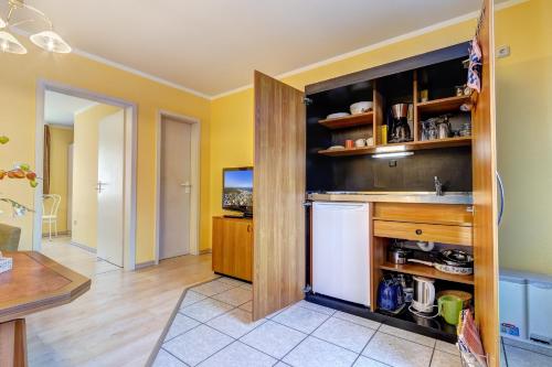 A kitchen or kitchenette at Golz am See 4