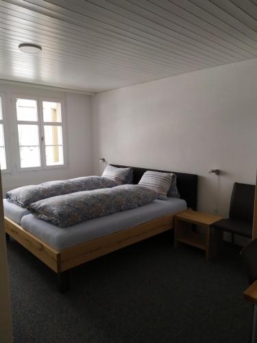 - une chambre avec un lit dans l'établissement Café-Conditorei Hotel Huber, à Lichtensteig