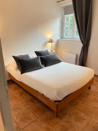 A bed or beds in a room at Gites - Domaine de Geffosse