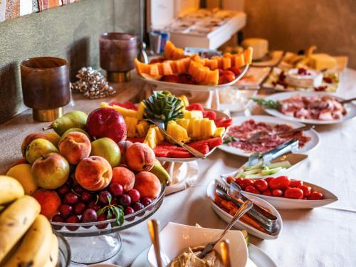 een buffet van groenten en fruit op een tafel bij Countryhouse Villa Rey in Panicale