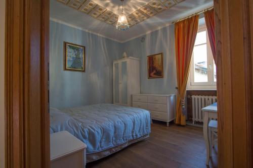 a small bedroom with a bed and a window at Le sou tri in Aosta