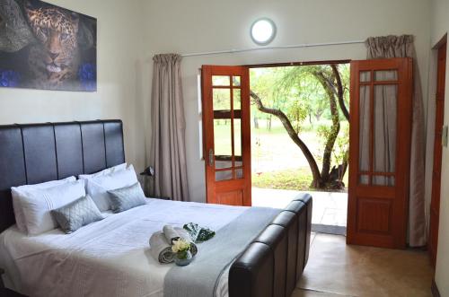 Säng eller sängar i ett rum på Muqurati Lodge - Dinokeng Game Reserve