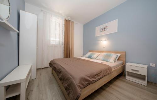 Un pat sau paturi într-o cameră la Apartments Vesna 2844