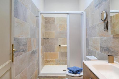 a bathroom with a shower and a toilet and a sink at Casa Maria Dolores in Haría