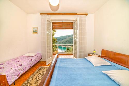 um quarto com 2 camas e vista para uma piscina em Apartments Poljak em Rabac