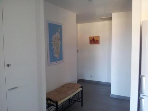 a room with a bench in the corner of a room at Jardins de Quatrina in Propriano