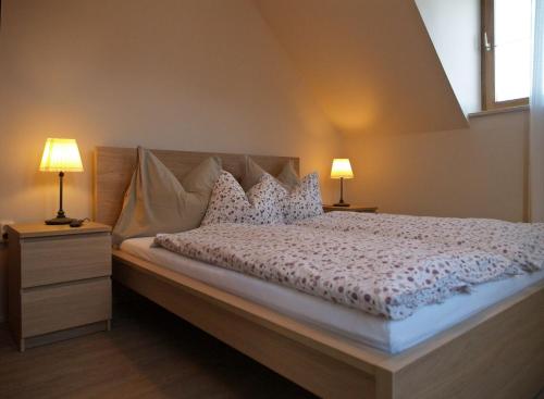 Ένα ή περισσότερα κρεβάτια σε δωμάτιο στο Huber Vendégház