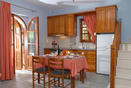 Dapur atau dapur kecil di Lefkada Villas by Omikron Selections