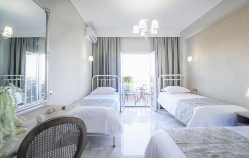 Postel nebo postele na pokoji v ubytování Erofili Hotel