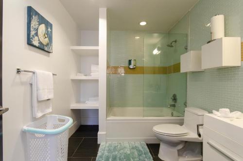 Bathroom sa Modern Loft with Rooftop Lounge in DTLA