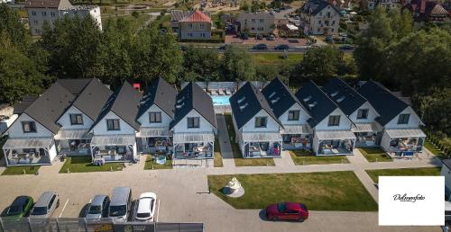 eine Übersicht über eine Reihe von Häusern in einer Stadt in der Unterkunft Domki Wakacyjne Wybrzeże in Mielno