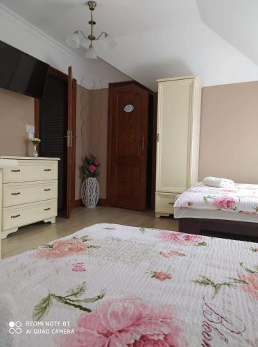 a bedroom with two beds and a dresser at Willa Grono in Krościenko