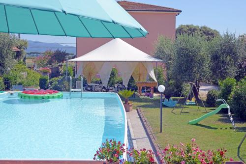 - Piscina con tobogán y sombrilla en La Mimosa en Bolgheri