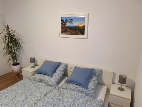 una sala de estar con una cama y una foto en la pared en Ferienwohnung Kleine Südpfalz, en Zeiskam