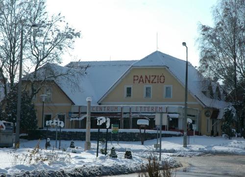 Centrum Étterem és Panzió during the winter