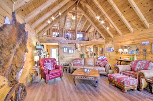 Χώρος καθιστικού στο Large Cabin with Deck Overlooking Norfork Lake!