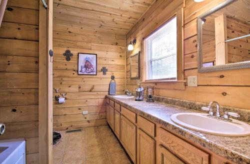 Ένα μπάνιο στο Large Cabin with Deck Overlooking Norfork Lake!
